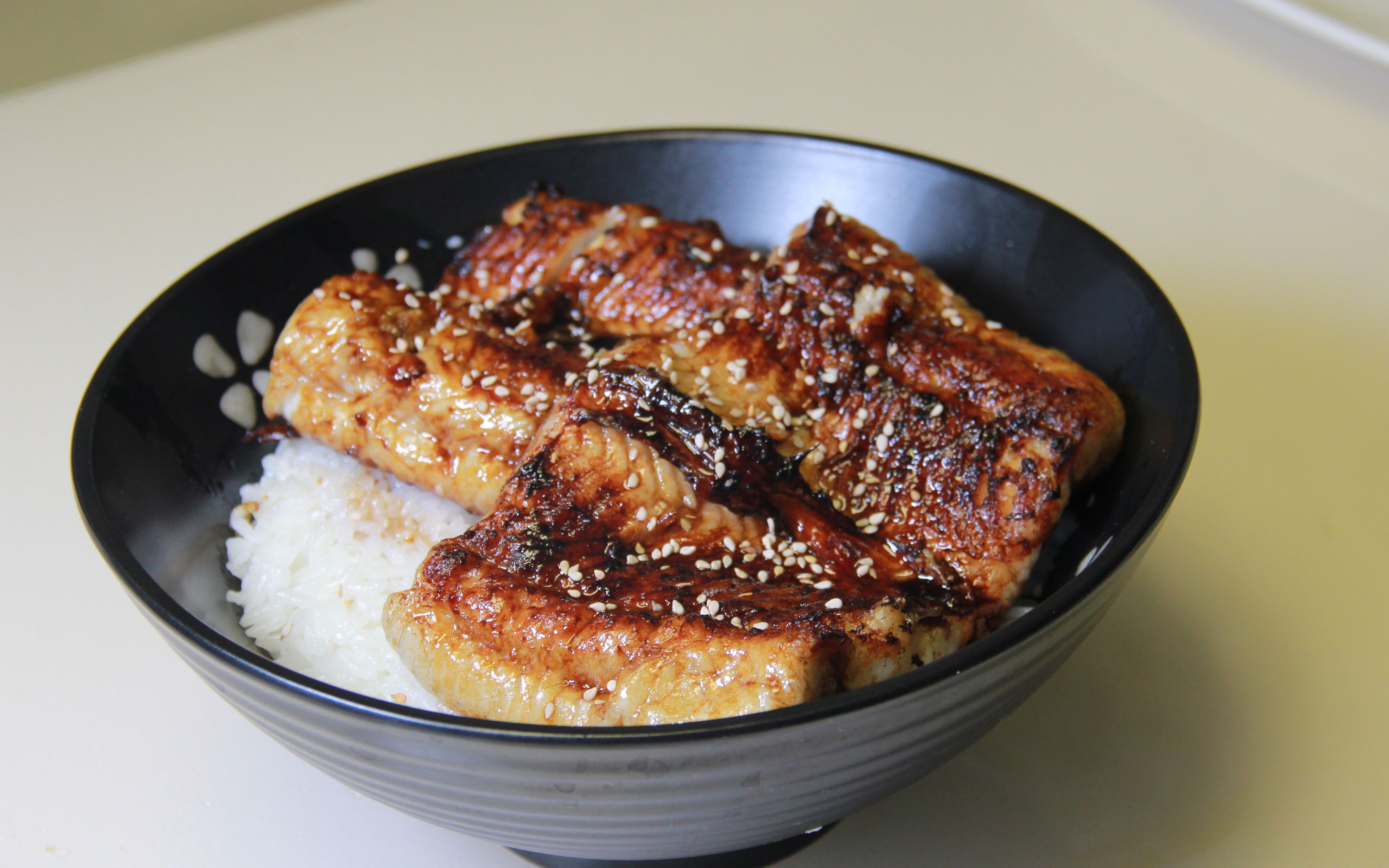 140塊一條鰻魚,居然能做三碗鰻魚飯,好吃又美容,你不來試試?