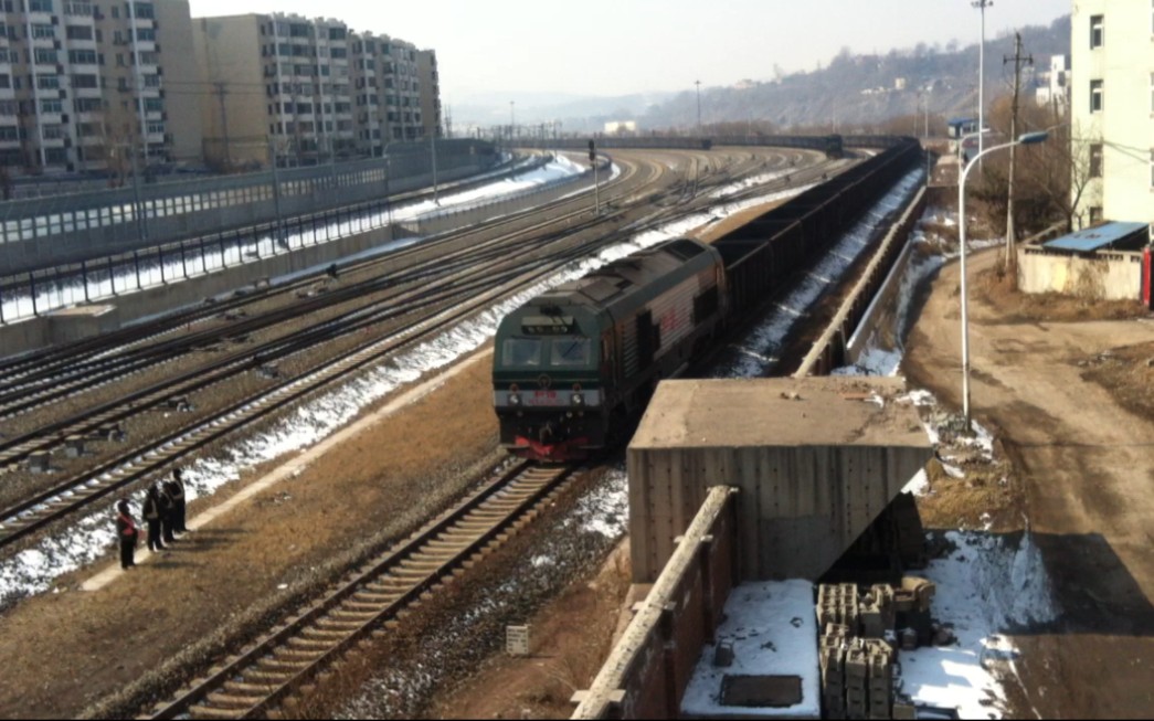 沈局某hxn3内燃机车牵引国铁敞车驶离本溪车站(2016年拍摄)