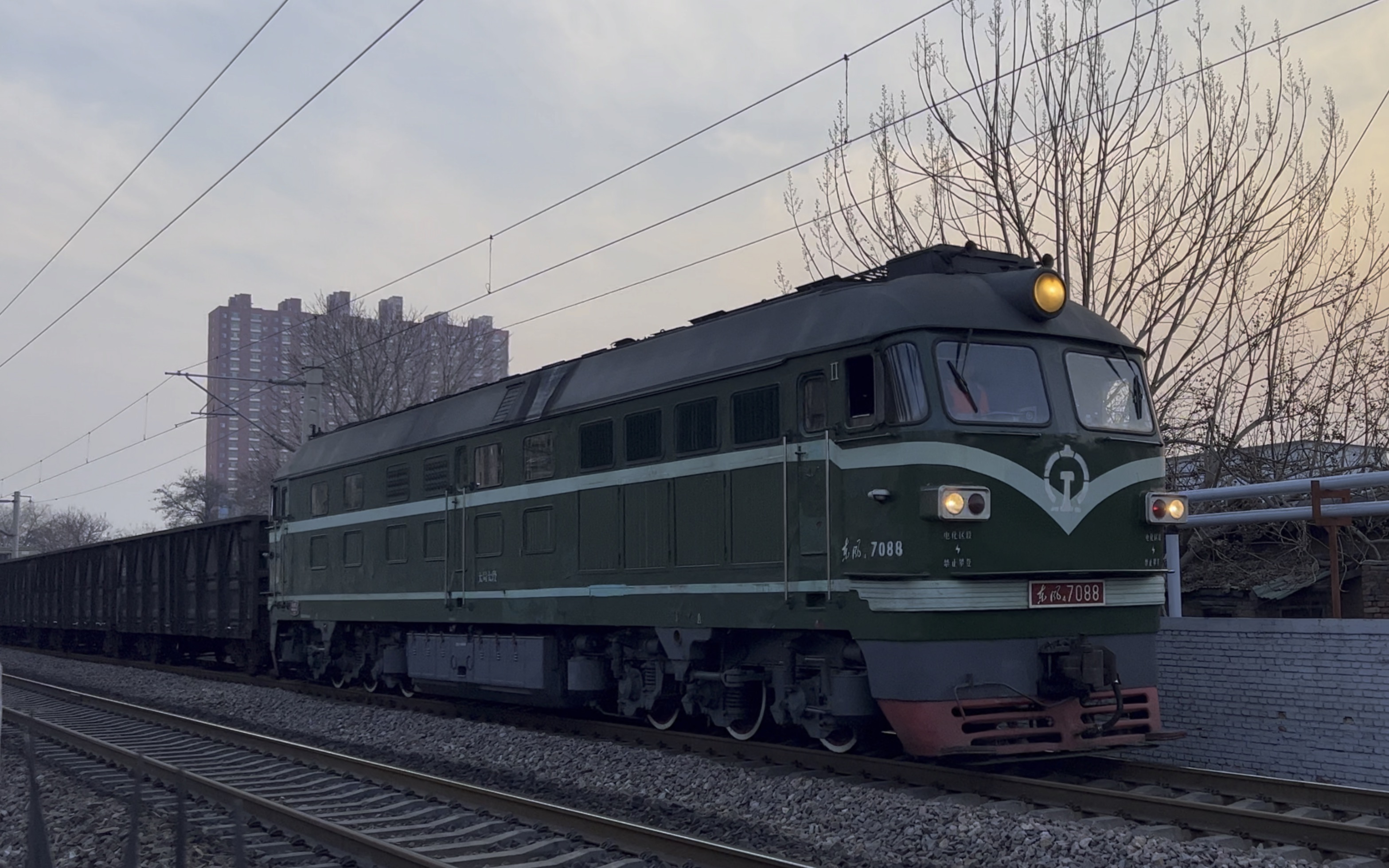 太局太段df4b-7088牵引集装箱列交汇侯段hxd2-0141的集装箱列通过.