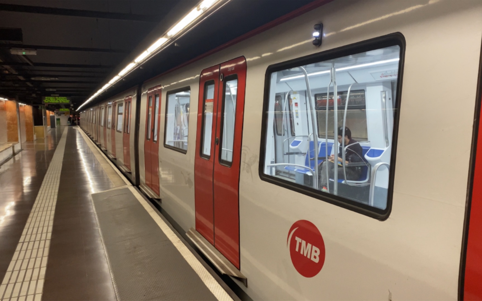 西班牙巴塞罗那地铁l1线列车出hospital de bellvitge贝尔维奇医院