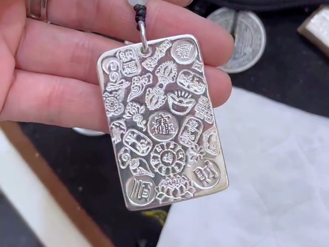银牌打上吉言图案,这样的吊坠你会喜欢吗