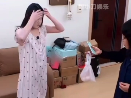 张家齐妈妈拎了4个鸡蛋去看她，进门鞋也不脱，做饭时头发乱糟糟