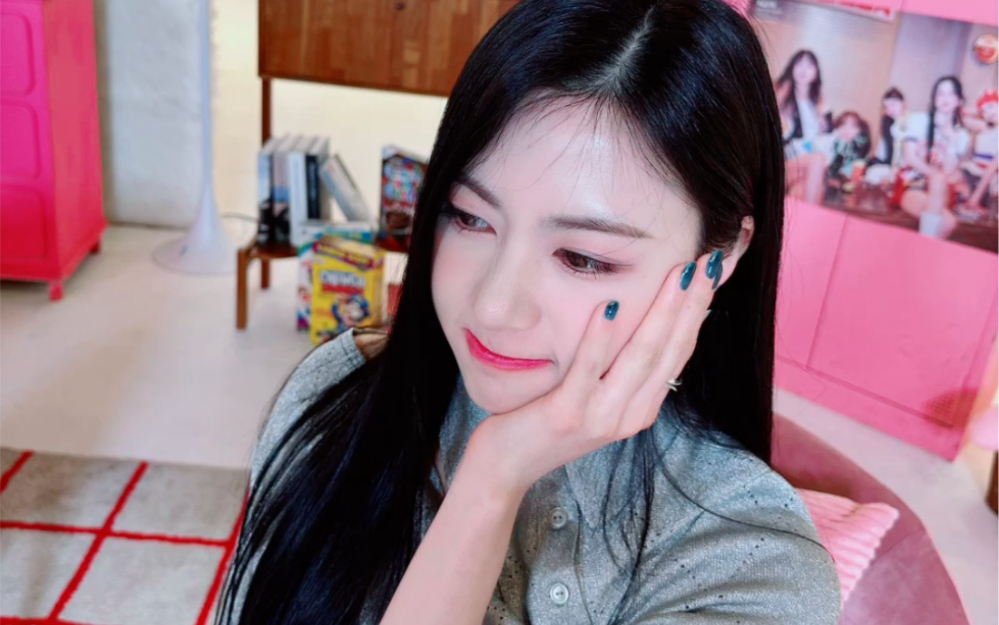 今日份apink吴夏荣ins图