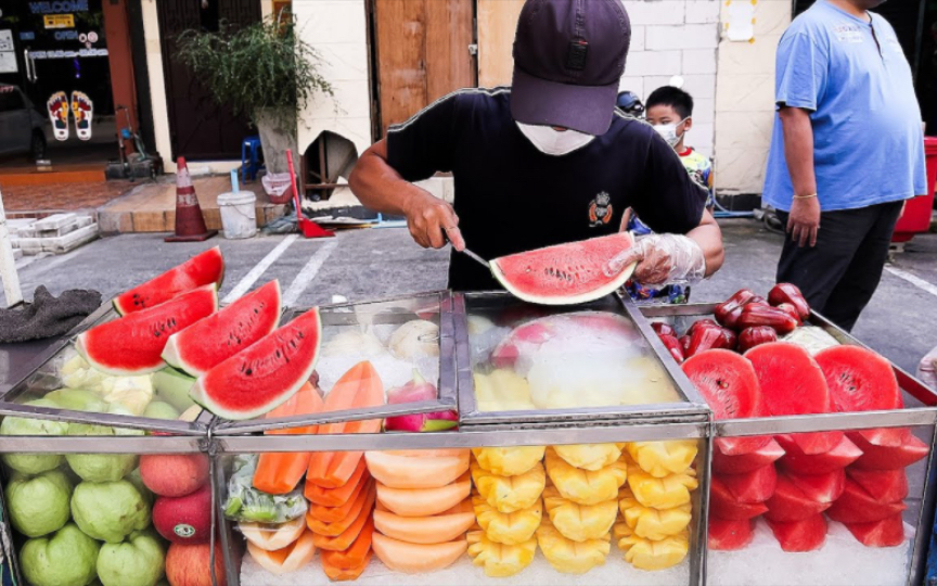 泰国街头水果摊,手切水果一口吃到最新鲜!