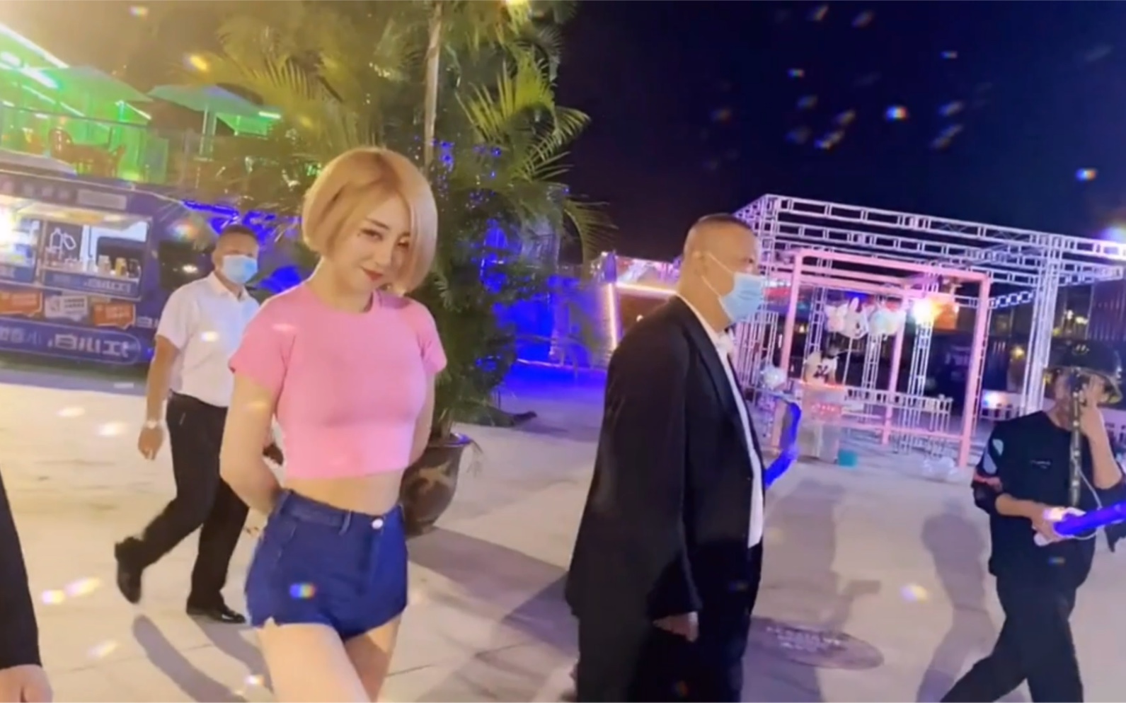 她为夜店而生,夜店有种女神叫dj  nico,一起感受一下她现场氛围吧