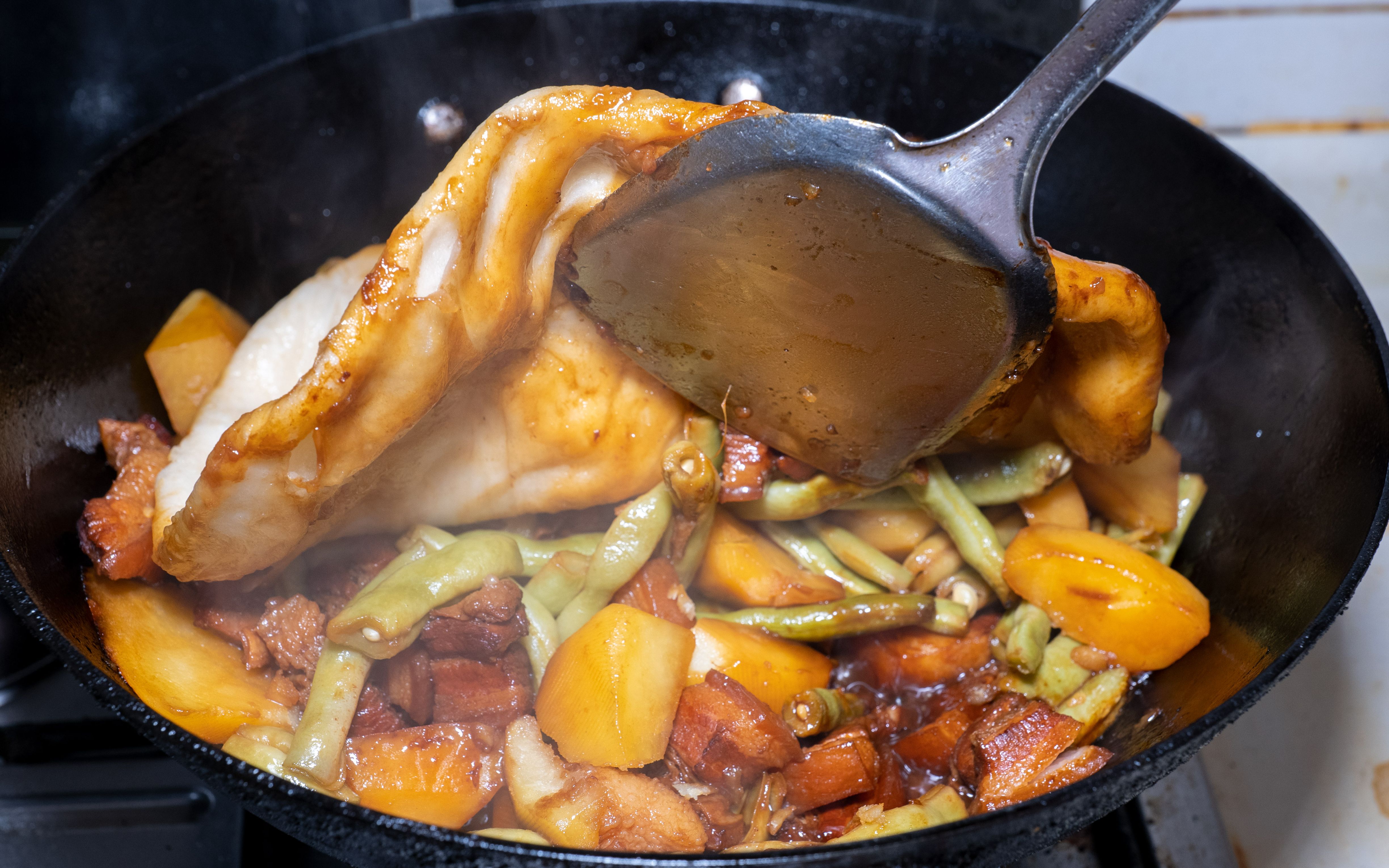 超香的农家一锅出来啦,炖肉蔬菜还有主食,一次性解决做饭烦恼!