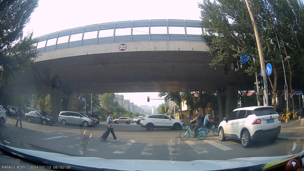 辽a j3z58,十字路口跨双黄线调头,不按规定车道行驶,左转车道右转