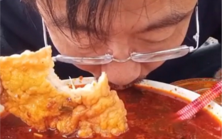 孙校长买了一块华莱士鸡排配合窜稀汤变身超级喷射战士