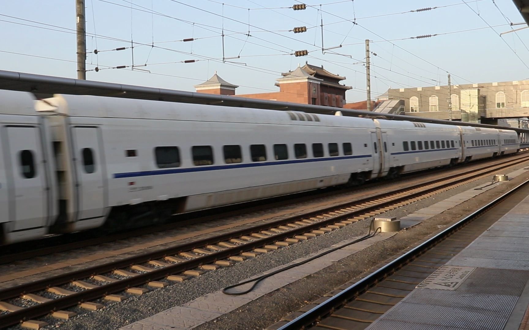 d49次crh5g-5161(沈局沈北)通过秦沈线山海关站