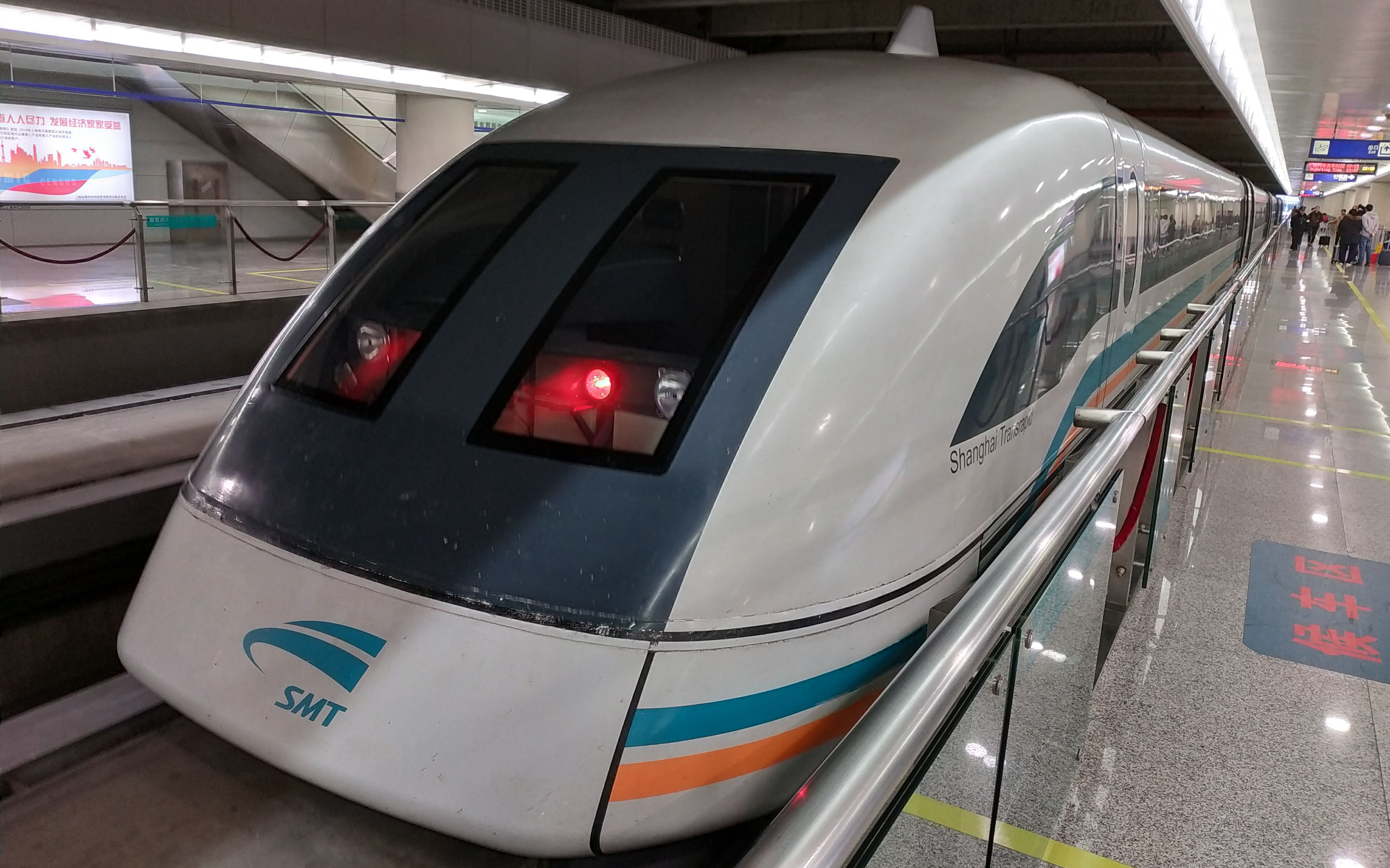 坐上海磁悬浮列车到浦东国际机场起步加速度秒杀高铁动车全程最高速度
