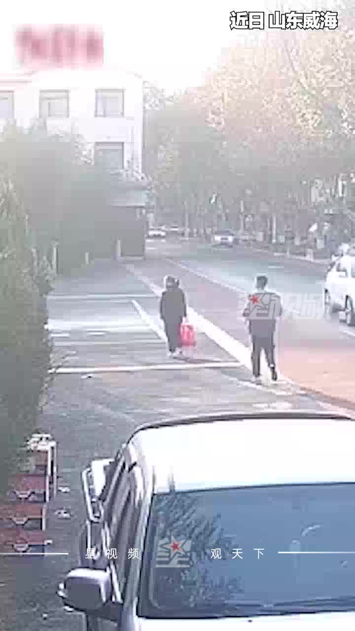 中年夫妇提15万元现金到部队捐款：想为国家出一份力，做点贡献
