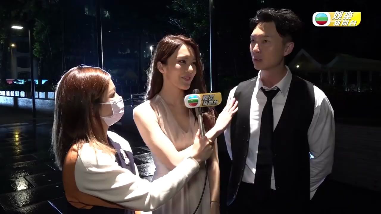 王浩信张曦雯深夜浪漫雨中起舞