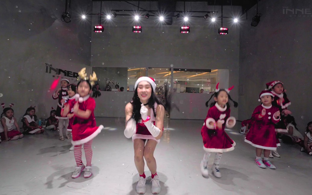 [图]【聖誕節大放送】世界聖誕名曲 Jingle Bells 铃儿响叮 - 泰國小女孩舞蹈欣賞