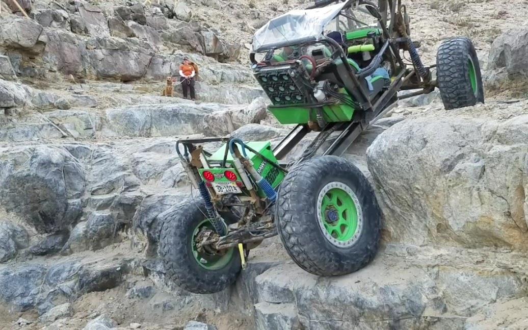 可变轴距攀爬越野车越野展示