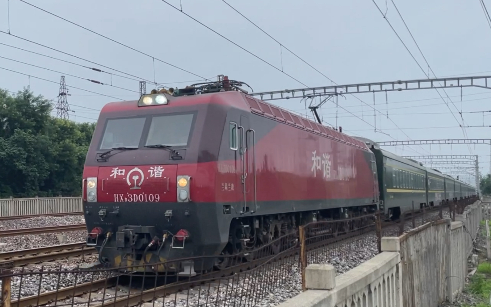 京广线长阳线路所兰局兰段hxd3d0109牵引北京西-兰州的z129次直达特快