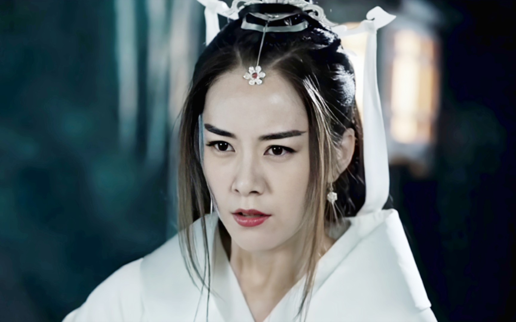 古装女侠对决!白衣白靴女侠被红衣女暗算,身受重伤吐血,无力反抗