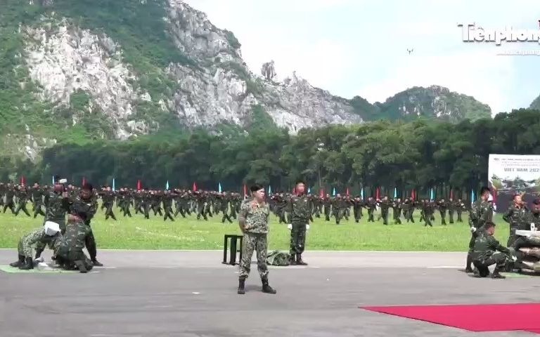 [图]越南女特工在河内军运会闭幕式上武术表演_2