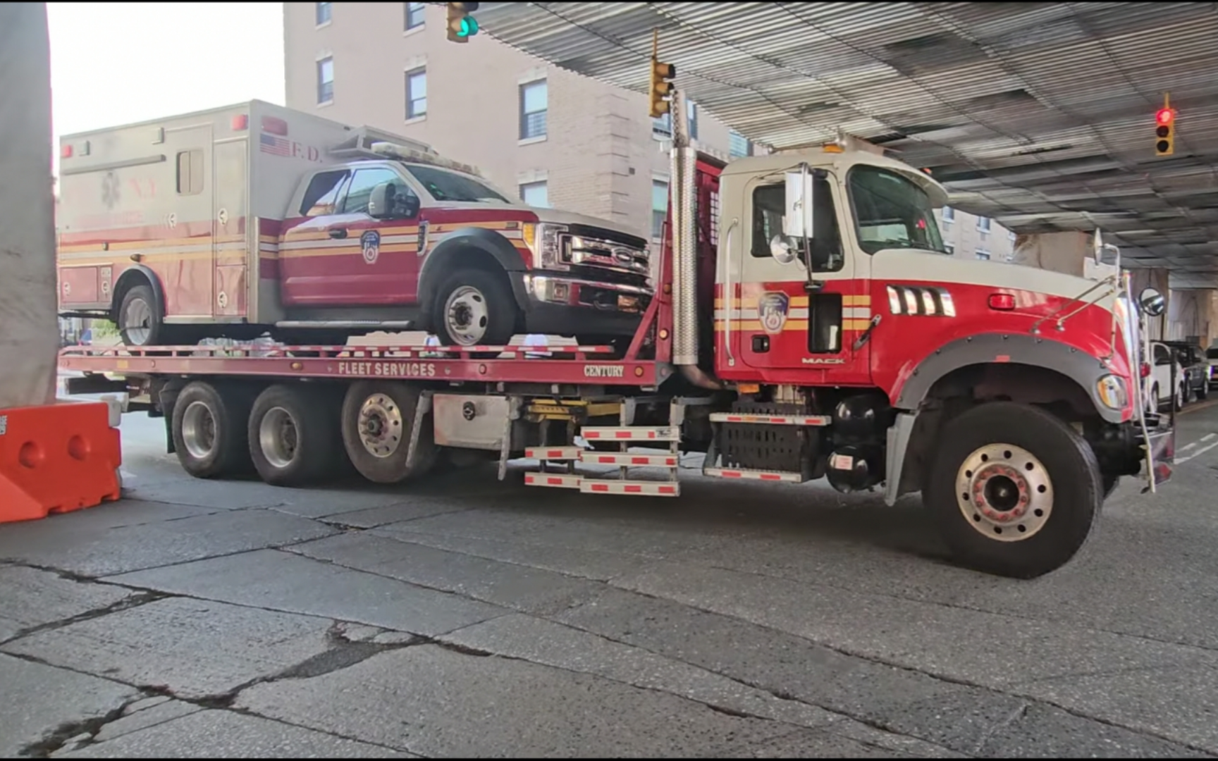 纽约消防局车辆服务单位拖车运输esu救护车