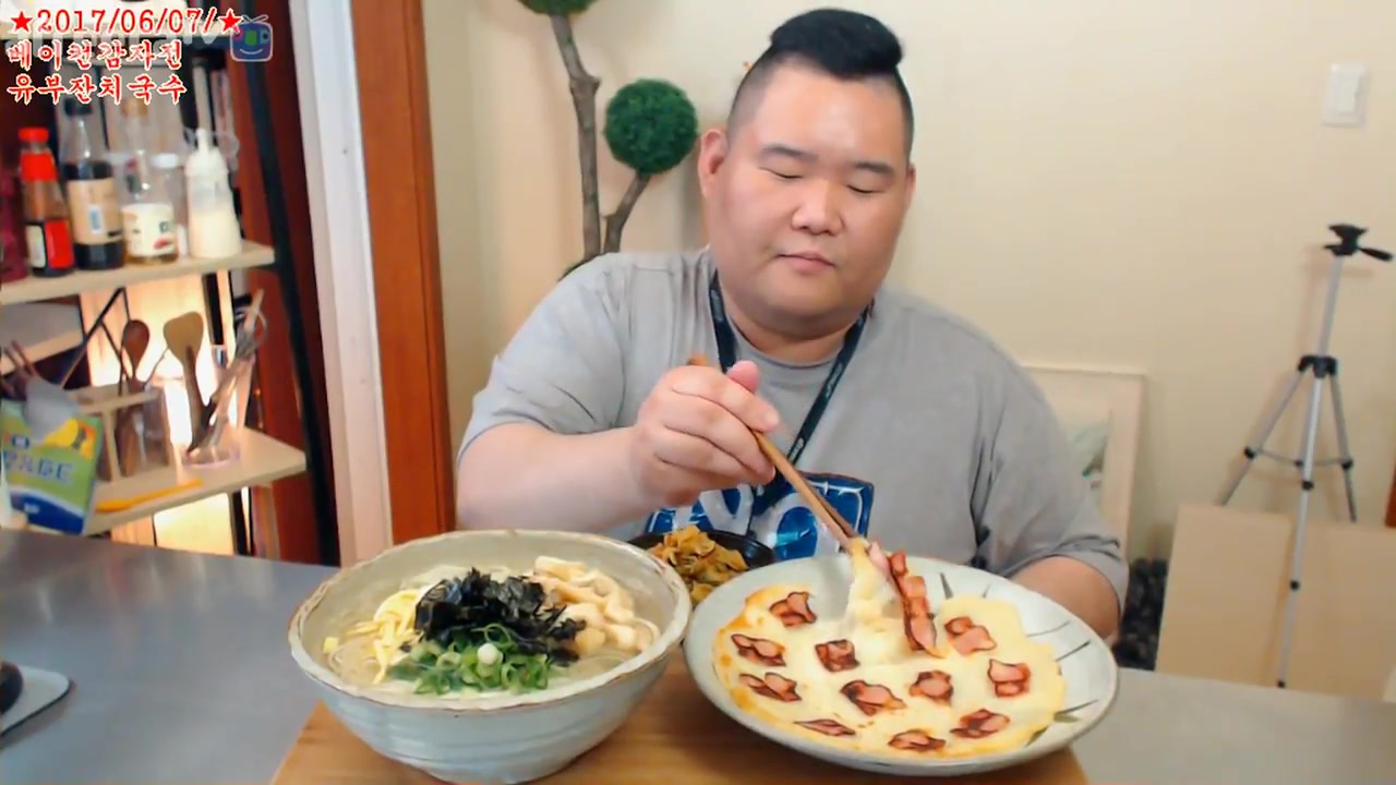 【韩国吃播】胖哥吃油豆腐面条,培根土豆饼