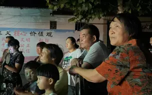 Descargar video: 我看了一场只有老人孩子的乡村文化晚会