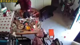 过年儿女无人归家，老人崩溃大哭。同时反应了一个残酷的社会现实。