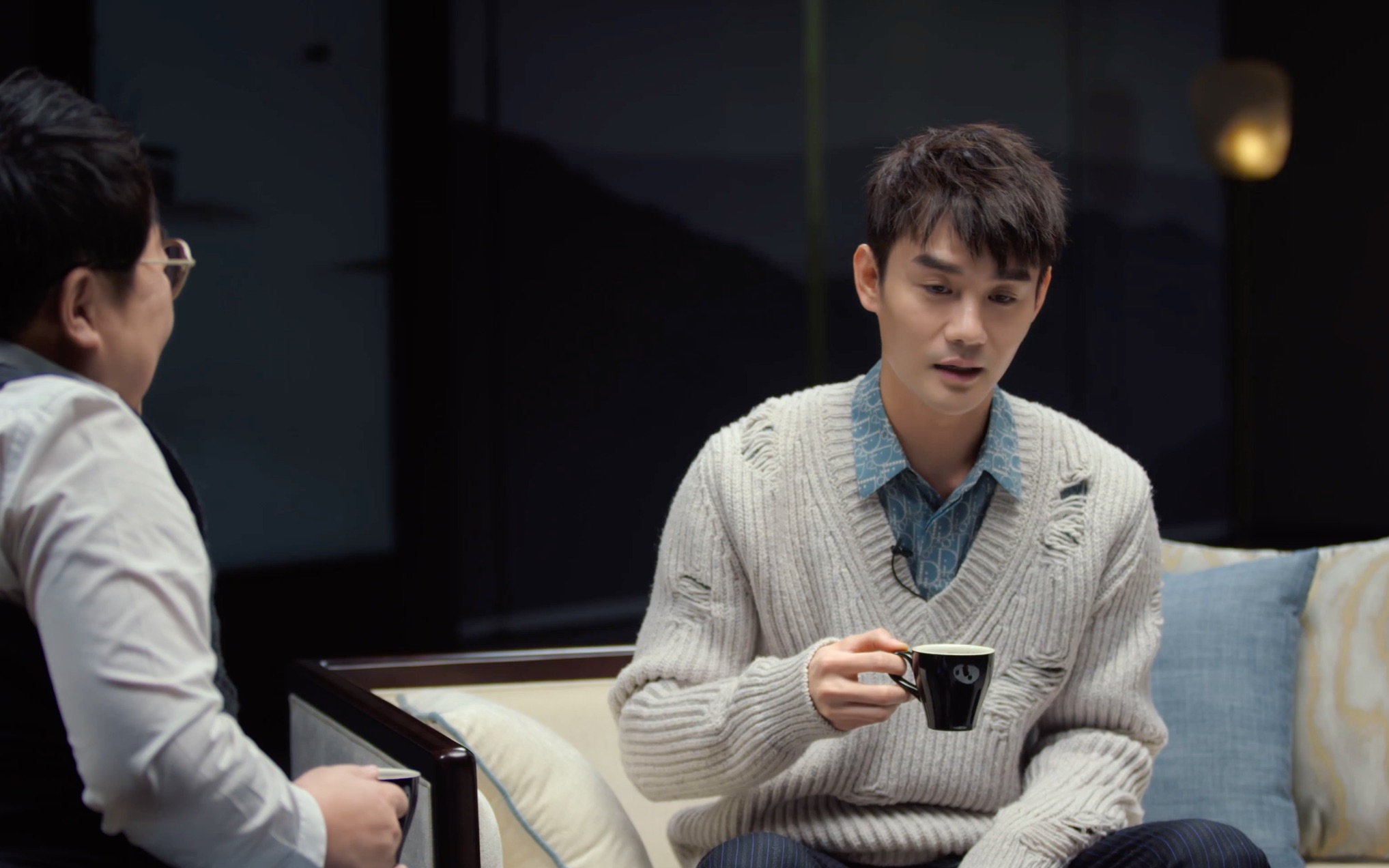 王凯在节目中无实物表演喝烈酒 像极了喝酒时的你