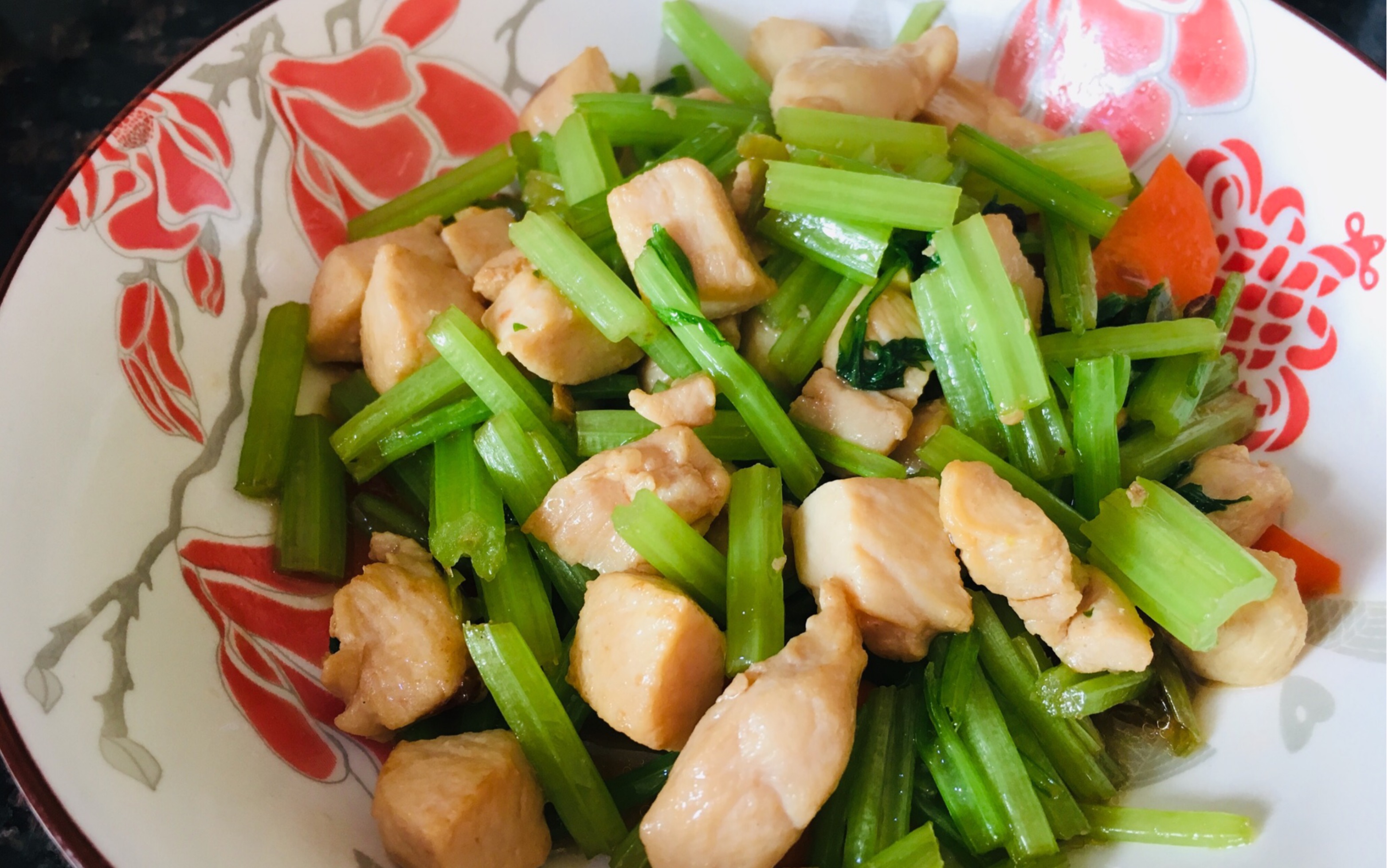 林林减肥食谱之芹菜炒鸡胸肉高纤维蔬菜老公跟我抢着吃