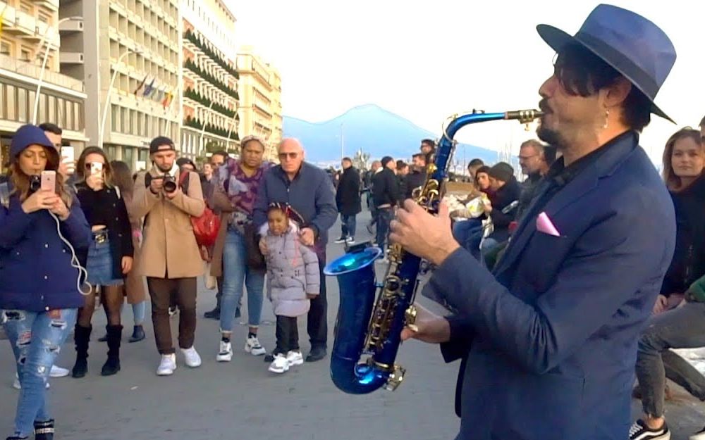 [图]街头萨克斯->一个崭新的世界（阿拉丁神灯） A Whole New World ! STREET SAX PERFORMANCE