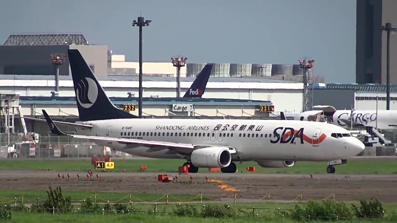 山东航空波音737800在成田机场的起飞挺稳的