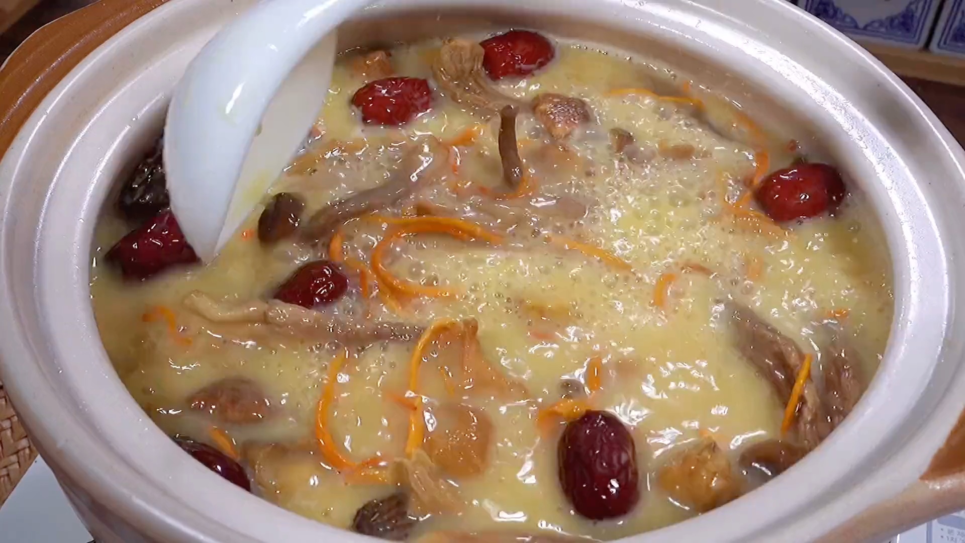 161鲫鱼松茸菌菇汤