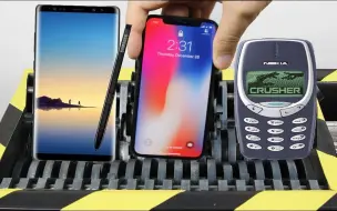 Video herunterladen: 用疯狂粉碎机做硬度大挑战！苹果X VS Nokia3310 VS三星Note 85哪个更坚挺【TheCrusher】