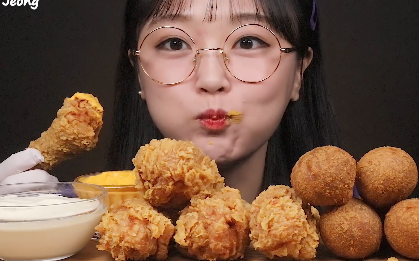 韩国aejeong-吃炸雞和芝士球 小嘴巴塞满好过瘾