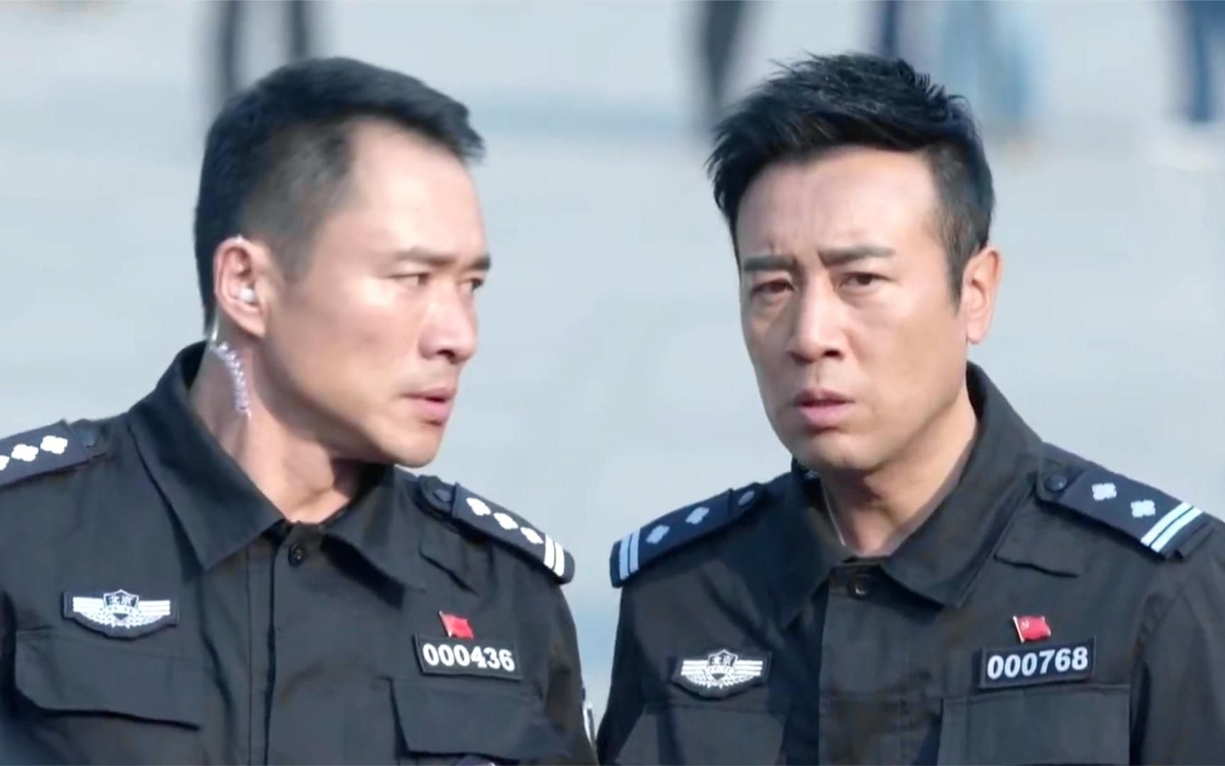 两只功勋警犬同时冲入旅客人群,两名警察对视一眼立马拉开警戒