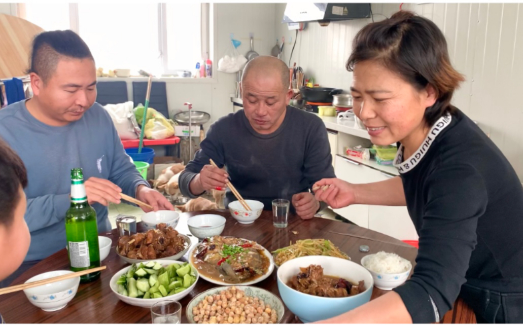 东北一家三口来吃饭,二姐炖了一只小笨鸡,鲈鱼,蘸酱菜太香了!