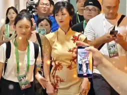 Download Video: 剧组化妆师的好处，不仅是工资高，还可以追当红的明星，还能圆儿时的梦，对于一些经典剧作的艺人，不是实时都能遇见一起工作的，能再见女神#赵雅芝 开心的嘞