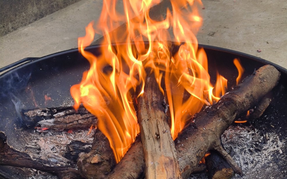 小时候天冷了,就是这样生火取暖