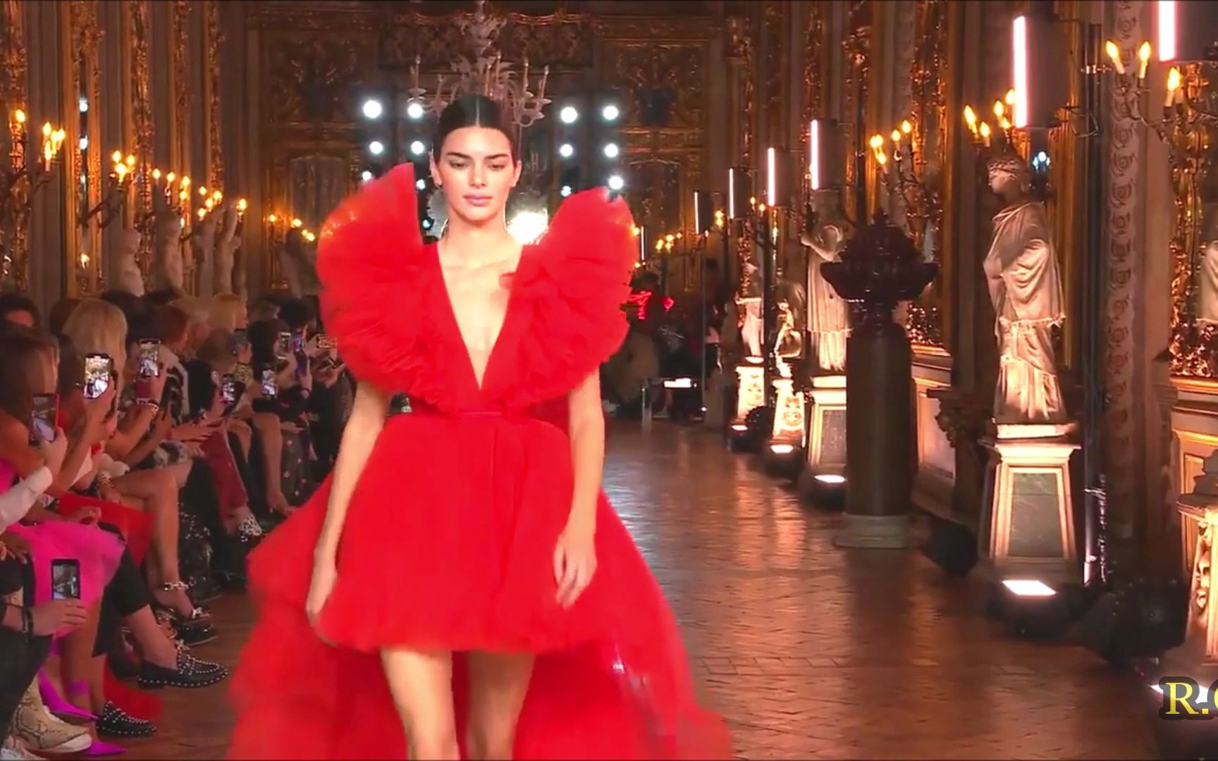 Kendall Jenner(肯德尔ⷨ鹧𚳩| Best Runway 2019哔哩哔哩bilibili