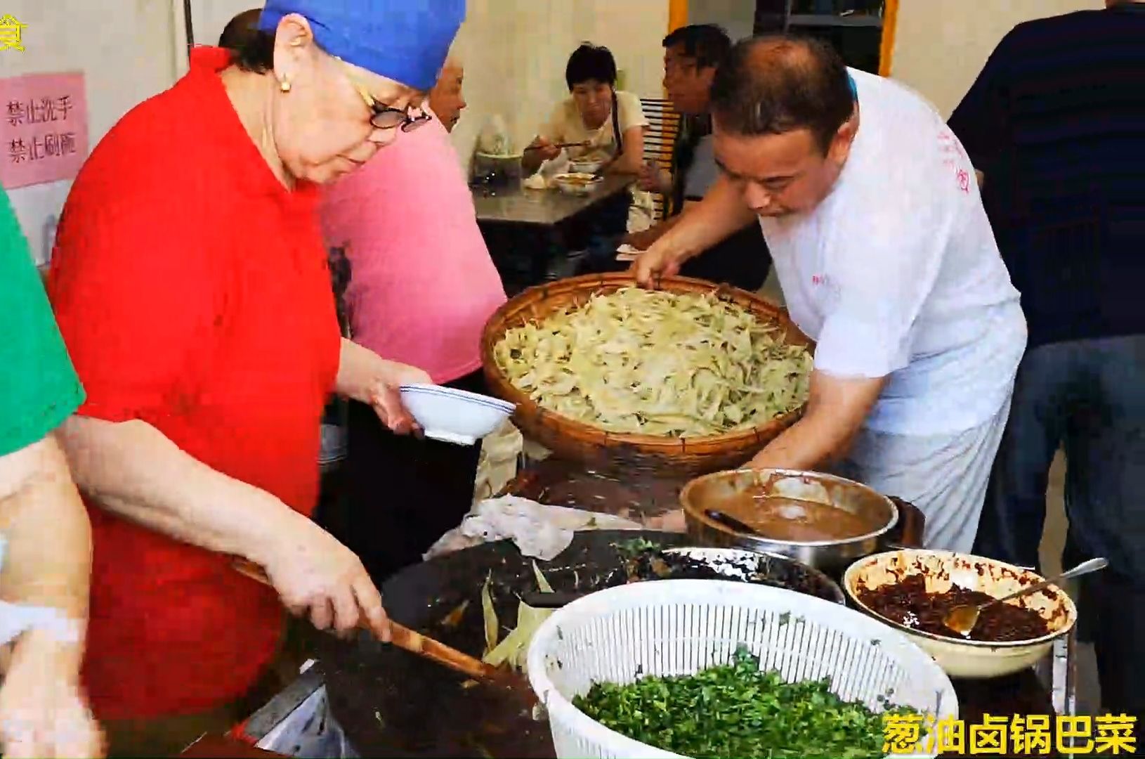 天津西北角小吃街最火爆的一家店,传统清真葱油嘎巴菜堪称一绝哔哩哔哩bilibili