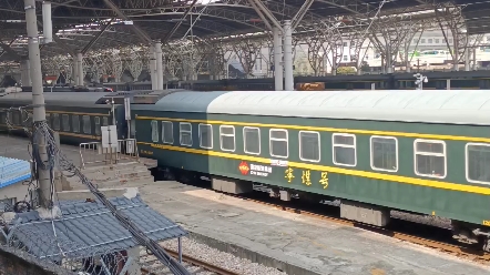 k360宁煤号列车正点进南京站1道停车