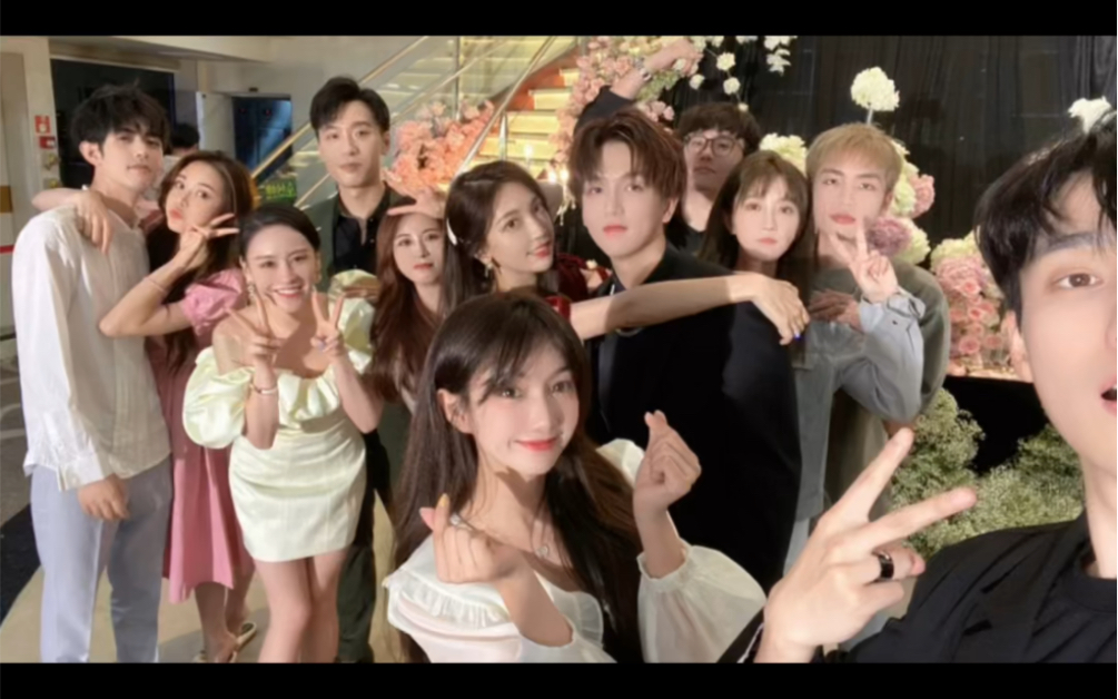 罗西求婚临界十缨|关注的第一对红人情侣求婚成功啦!