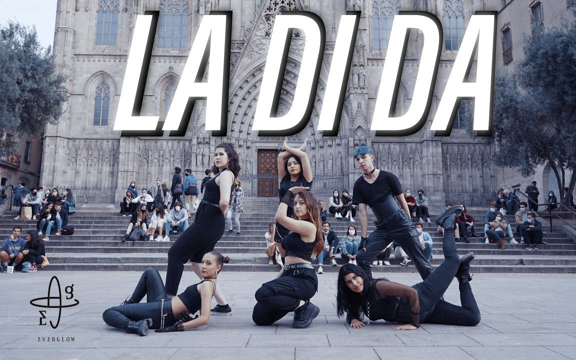 [图][巴塞罗那大教堂前LA DI DA][4K] EVERGLOW - 'LA DI DA' Dance Cover By DALLA CREW