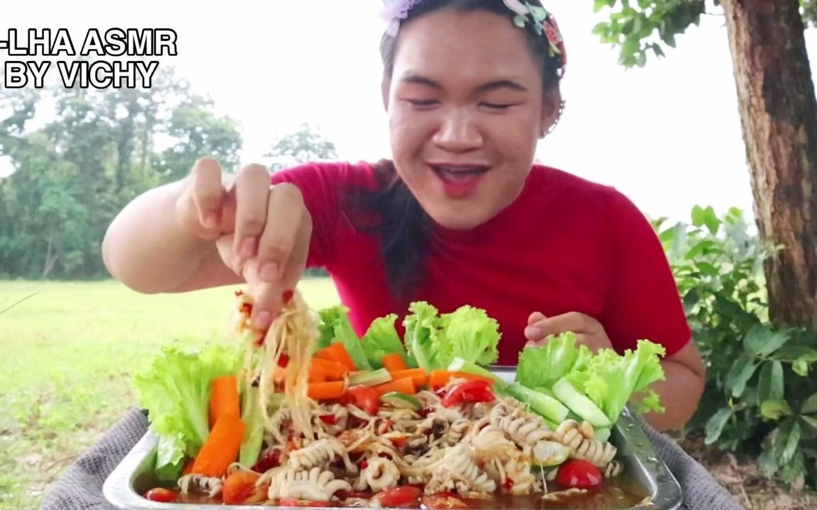 [图]小胖丫吃鱿鱼木瓜沙拉配上黄瓜、胡萝卜、生菜，在雨中吃饭良好的氛围，雨中营业看着有点心疼