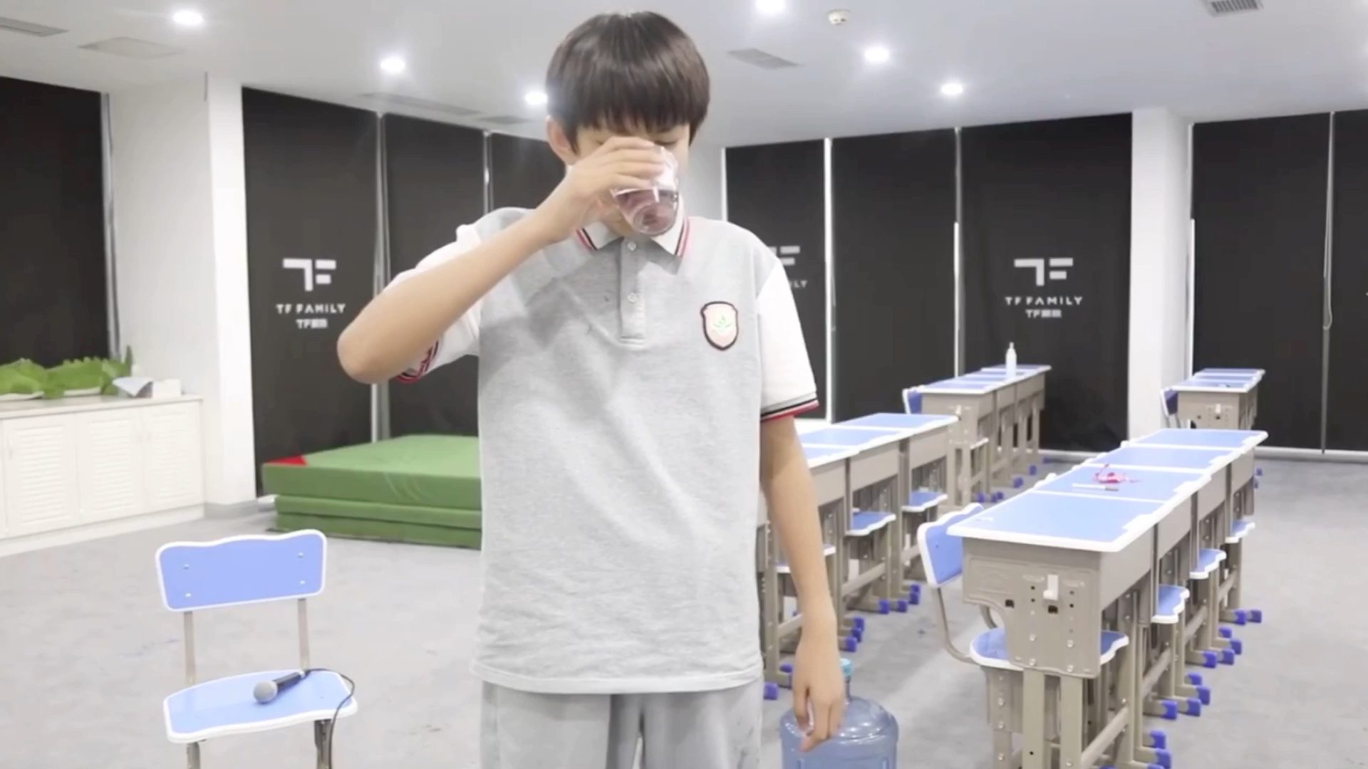 tf家族练习生日常不过的日常11那些绝对不敢在学校里面做的事张极cut