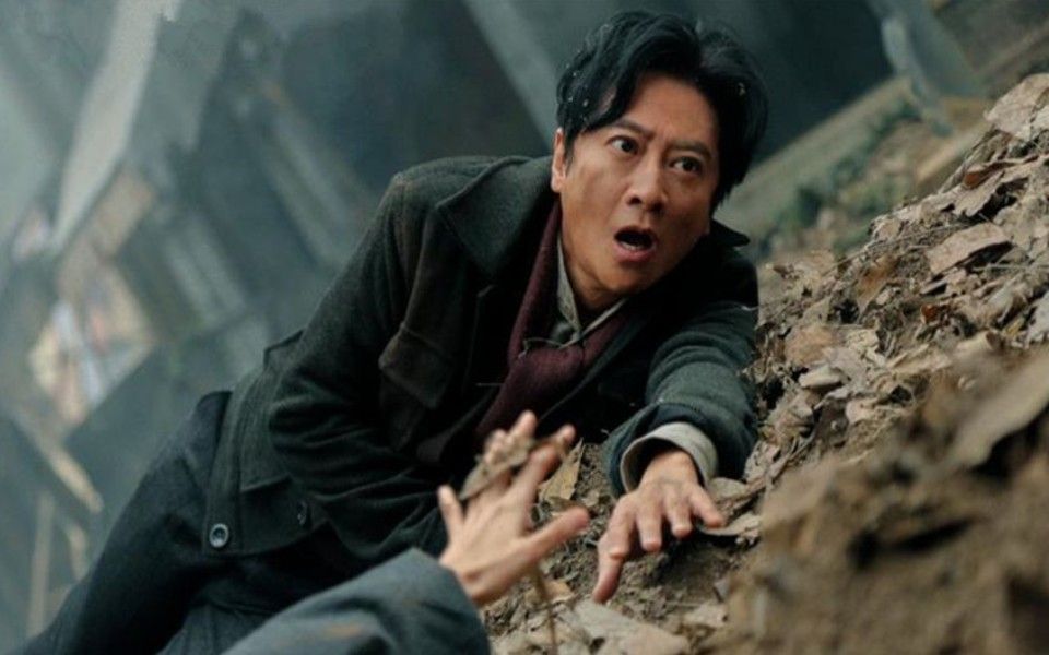 电影:诡异的小镇爆发瘟疫,一到晚上,就有怪物出现