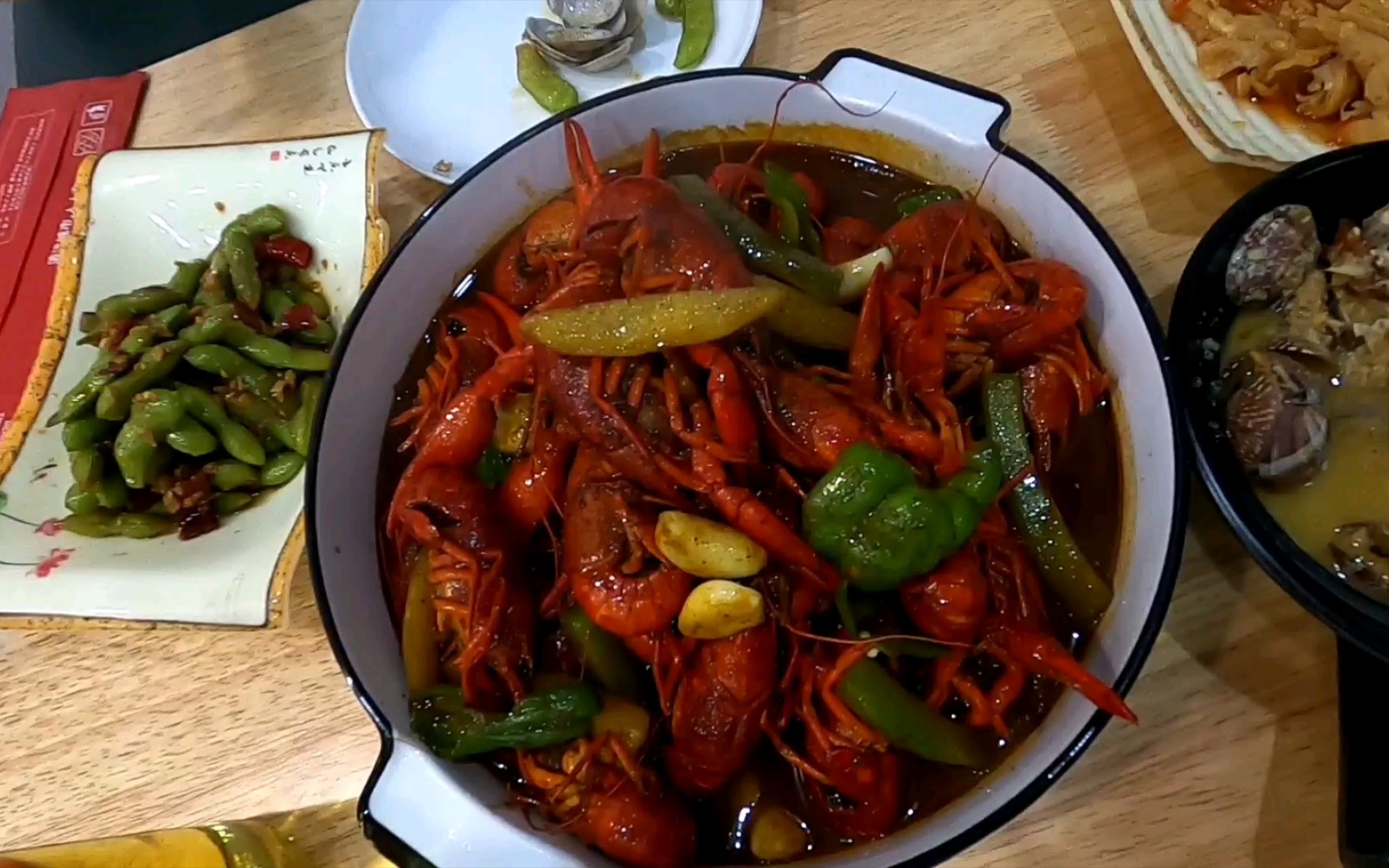 镇江美食,夏天的夜晚,正是小龙虾加上啤酒季节.