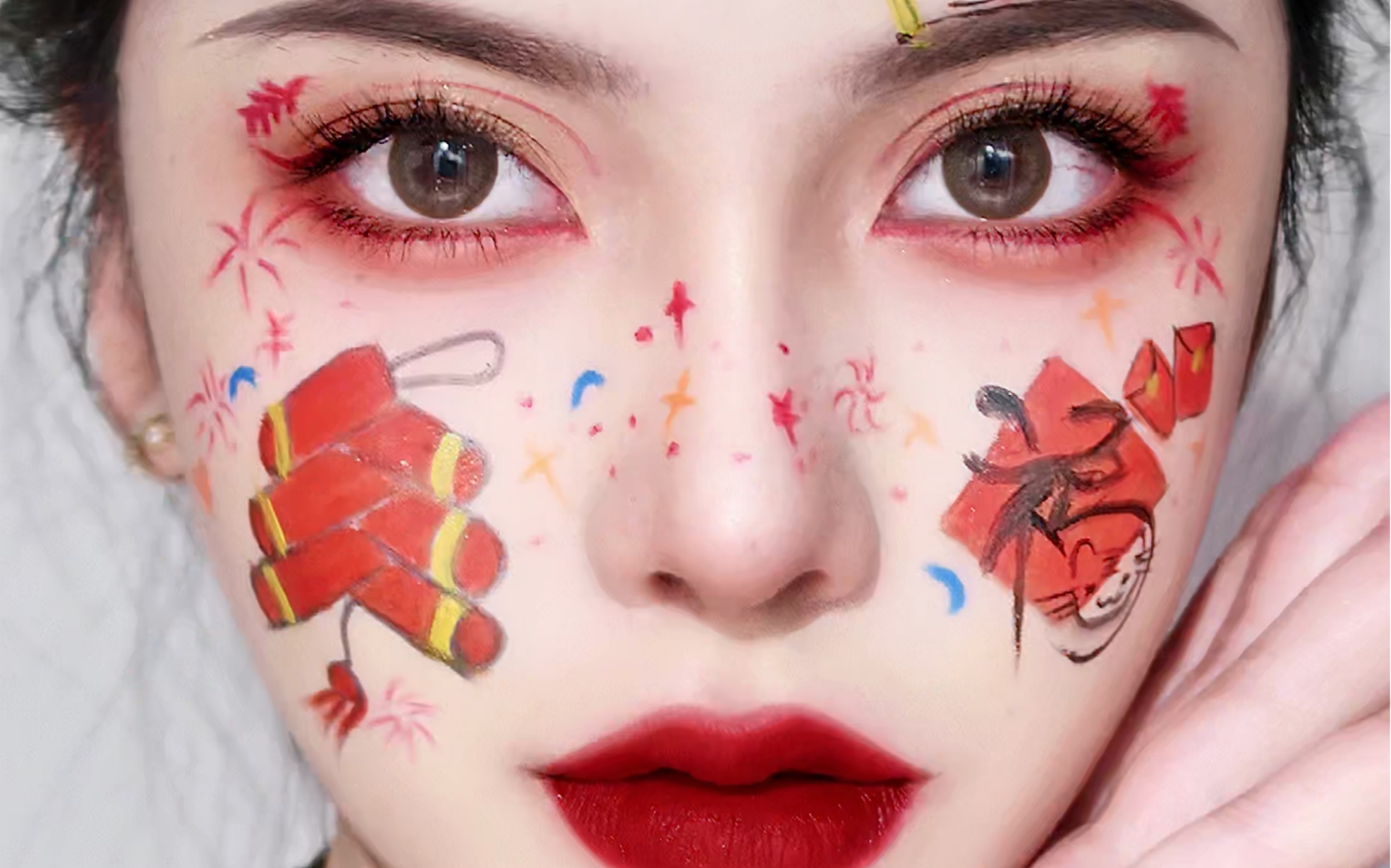 2022新年鞭炮开运妆 年味不就拿捏了吗