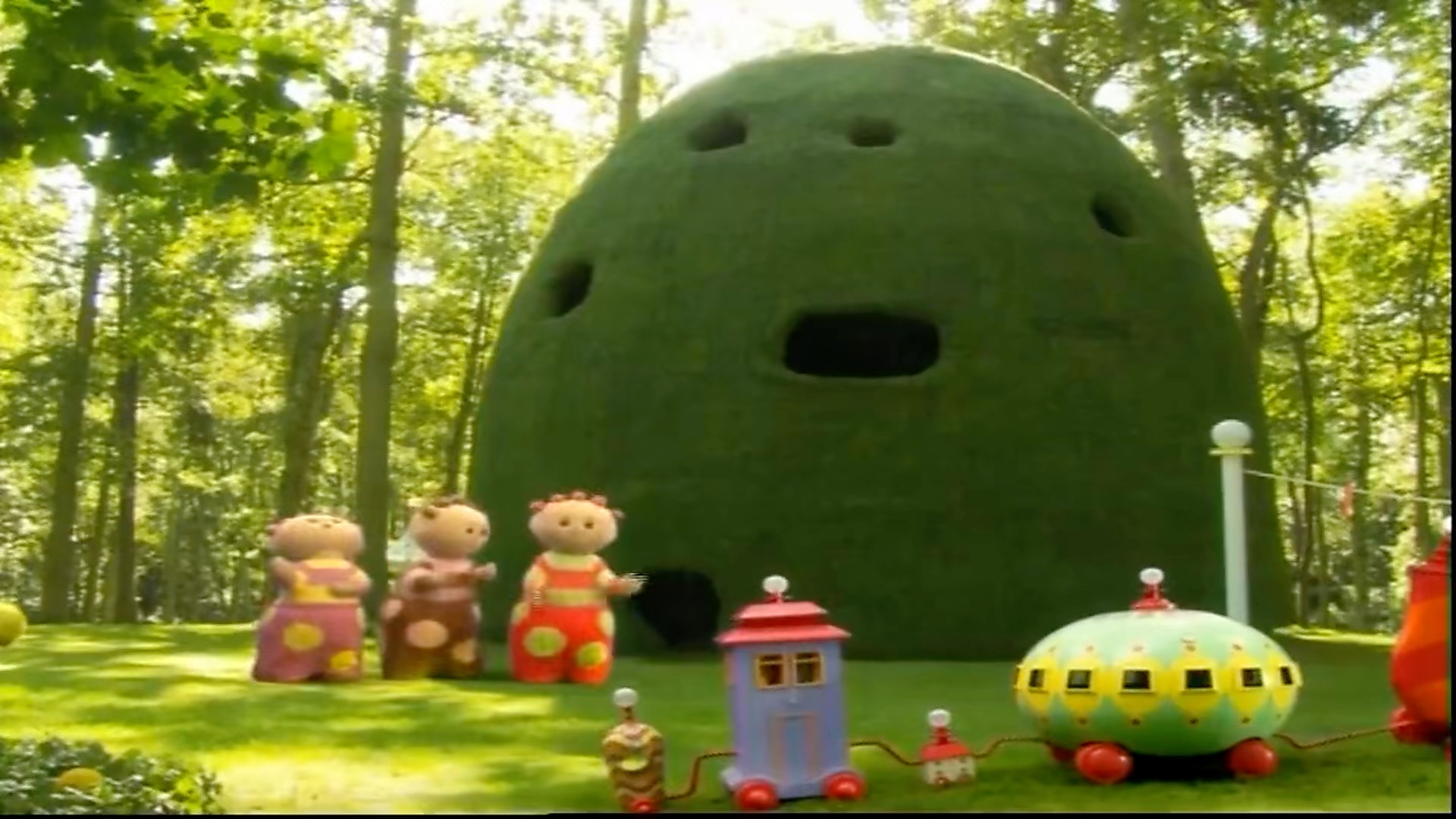 花园宝宝:叮叮车正在行驶,汤姆布利柏追赶叮叮车,跟着