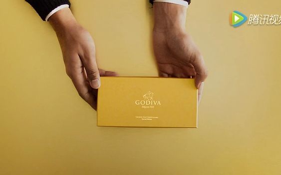 [图]GODIVA 圣诞礼盒：一个蓝色的盒子附着“To Keep”（自己留着）的卡片，另一个金色的盒子叫“To Give”（拿去送人）