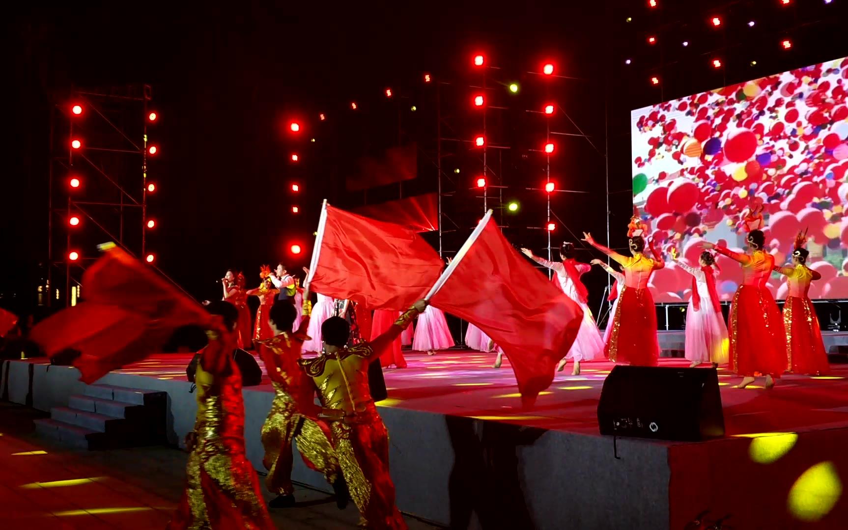 三亚国庆晚会爱国歌曲联唱《今天是你的生日》《红旗飘飘》《大中国》演唱:杨娜 王小洁 伍芸希 陈海滨哔哩哔哩bilibili