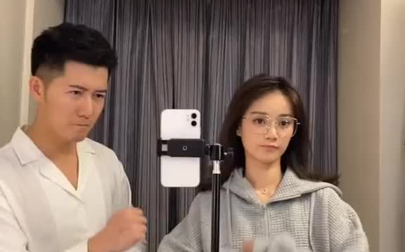 眼神和气场这块不能输给媳妇!温格夫妇 芮格小胖猴